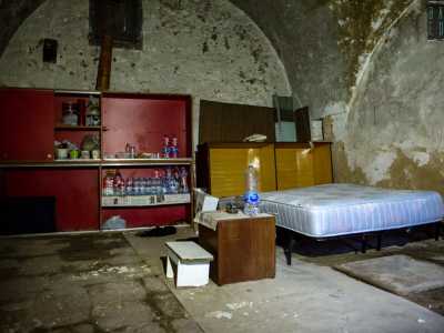 Nonostante le difficolt� riusciamo comunque ad addentrarci all�interno di un paio di locali. In uno di essi, dalle volte in pietra, troviamo un letto e una credenza con viveri bottiglie di acqua. � probabilmente abitato da qualche senzatetto
